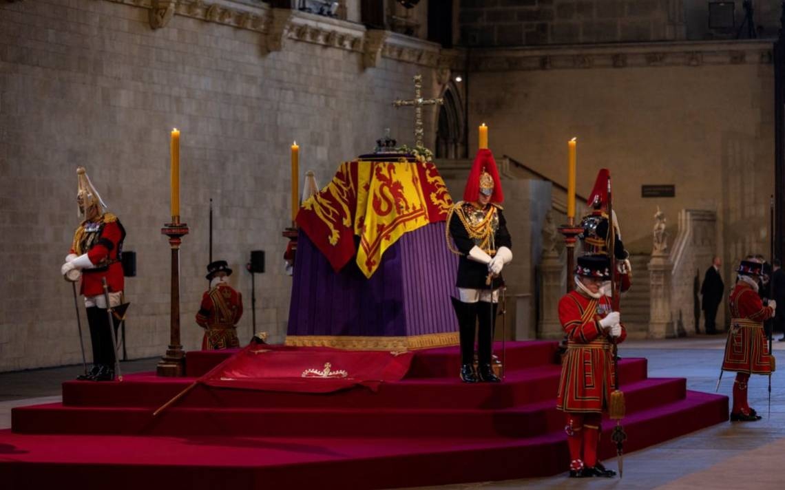 Rinden tributo a la Reina Isabel II en su capilla ardiente