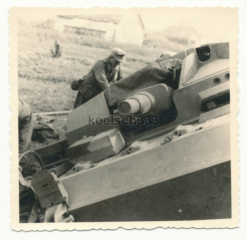 Foto Soldat der Wehrmacht am eingebrochenen Sturmgeschütz Panzer