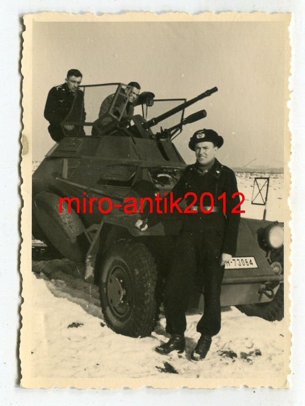Foto, Panzermänner mit ihrem Panzerspähwagen, Gr
