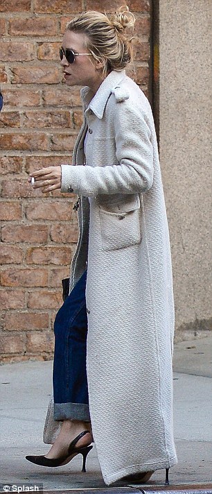 article-2326380-19D8E1E4000005DC-833_306x712
