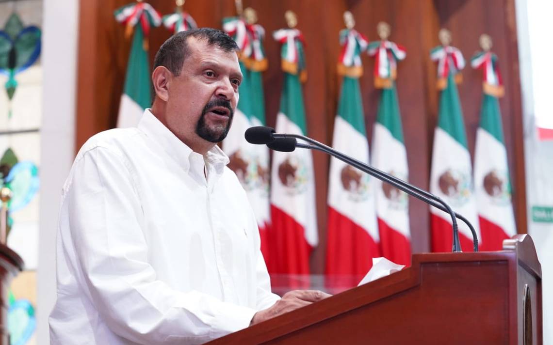 Diputado de Morena propone playa nudista en Sinaloa quitándose la ropa