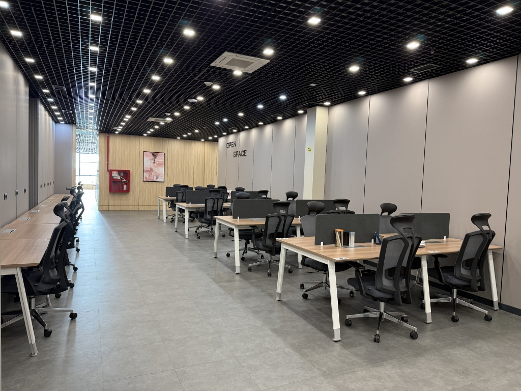 ФОТО 2 — open-space с готовой мебелью, естественный свет