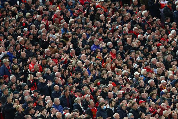 Todo Anfield canta 'You'll Never Walk Alone' a CR7 tras la muerte de su hijo