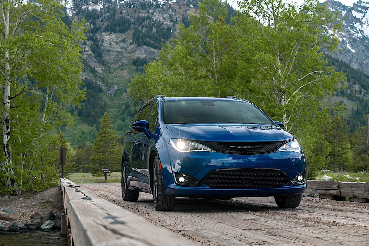 2020 Chrysler Pacifica Red S Edition (13)