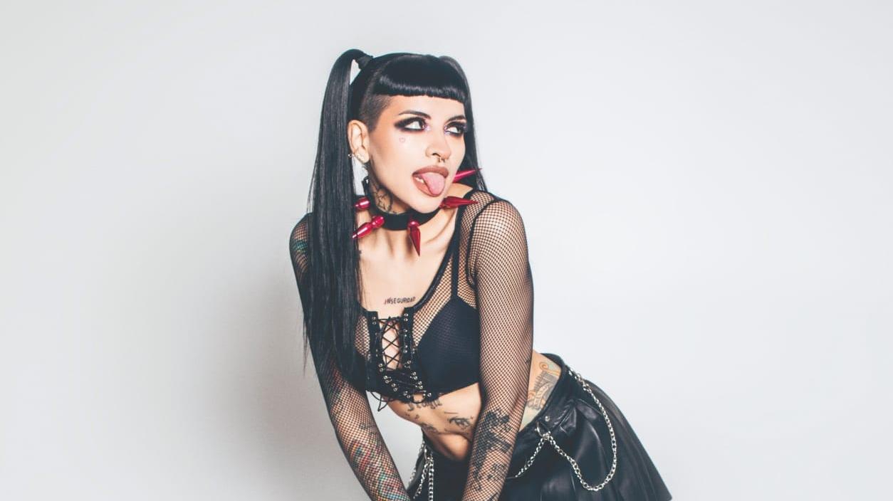 Cazzu sin restricciones desafía las redes con ireverentes poses