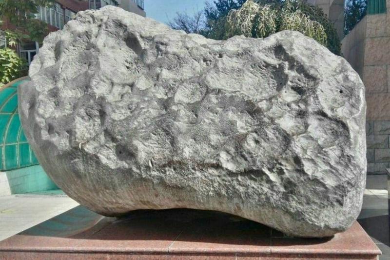 Fragmento de meteorito Aletai de hierro, superficie rugosa gris metálica, expuesto