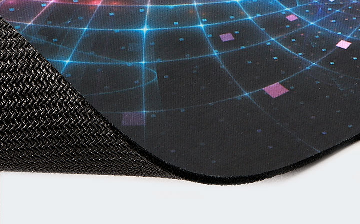 Detalle de la base de goma antideslizante del Mouse Pad Xtech Colonist.