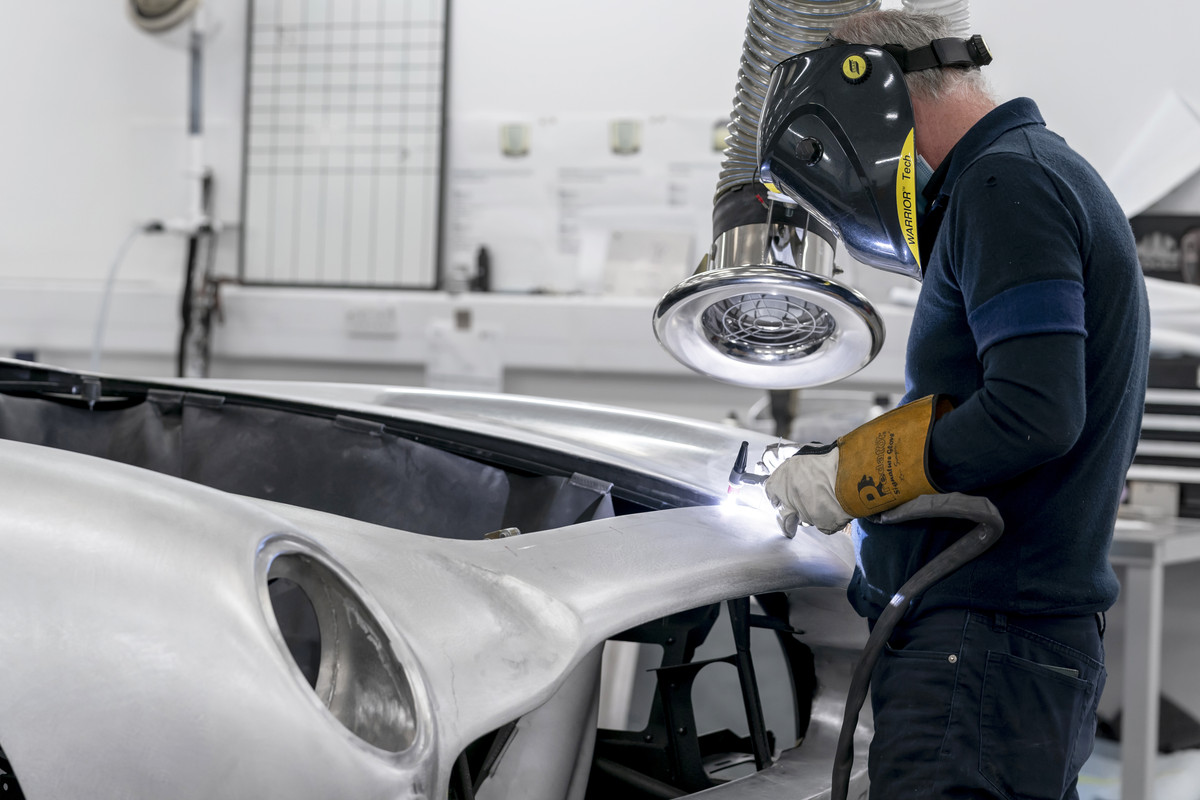 AstonMartinDB5GoldfingerContinuation_10