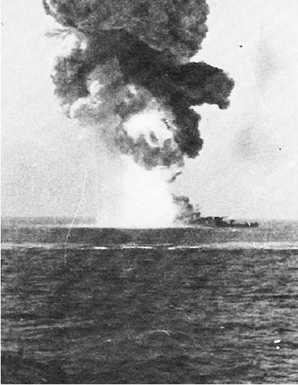 El acorazado Roma explota después de ser alcanzado por un Fritz-X controlada por radio, 1940