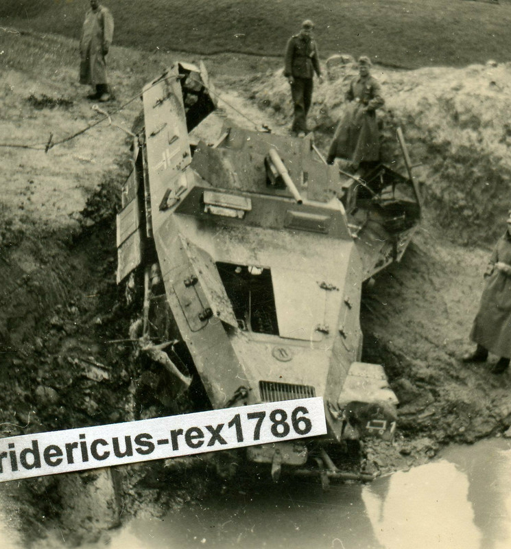 Foto WH Panzer Schützenpanzerwagen Sd.Kfz. 251-10 mit 3,7 cm Pak Combat