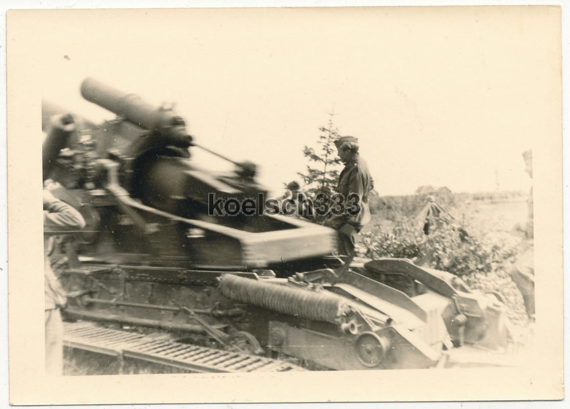 Foto Kanoniere der Wehrmacht feuern mit einem 21cm Morser an der Ostfront 1941 1