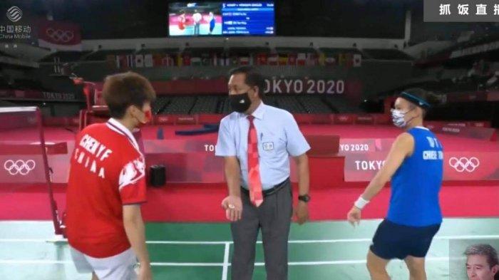 Wahyana, guru SMP di Gunungkidul memimpin jalannya pertandingan antara final tunggal Putri antara Chen Yufei dari China dengan Tai Tzu Ting dari Taiwan