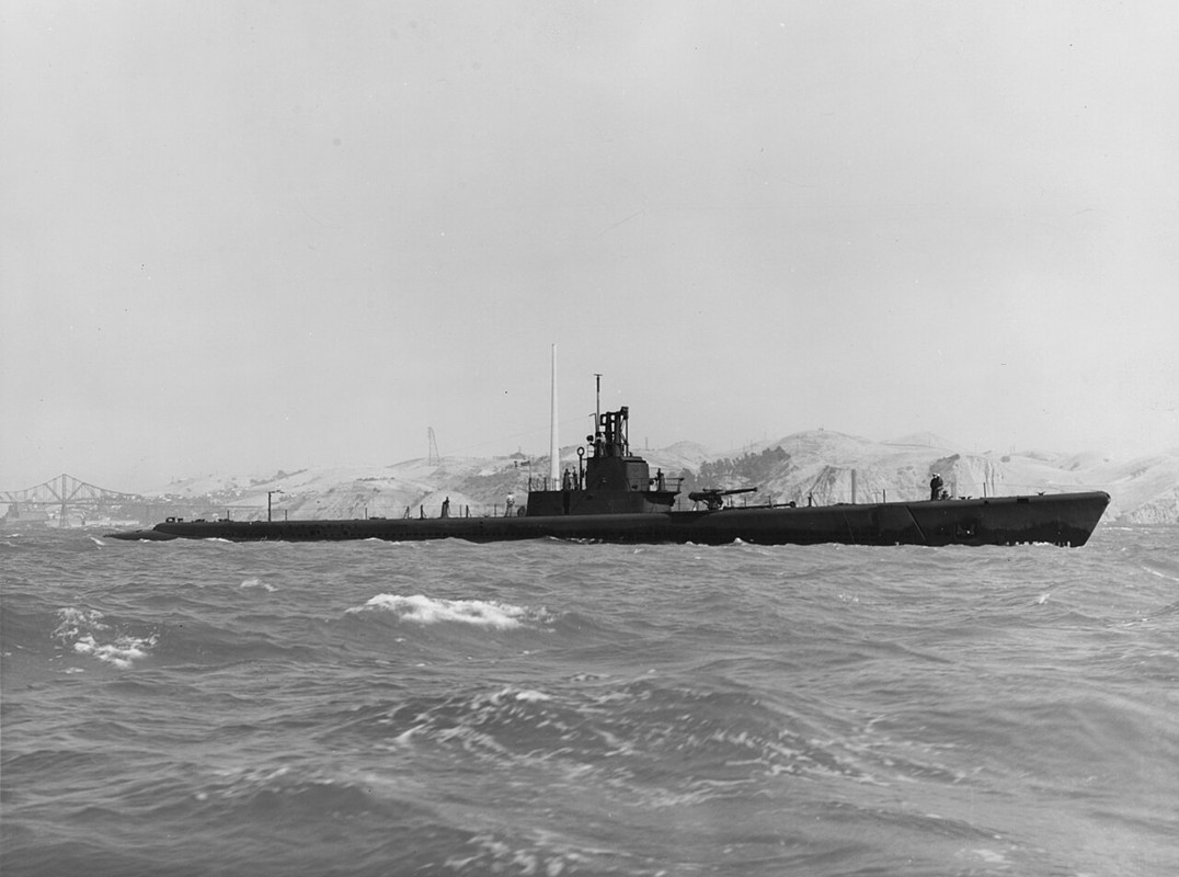 USS_Wahoo_(SS-238)_off_the_Mare_Island_Naval_Shipyard,_California_(USA),_on_14_July_1943_(19-N-48937