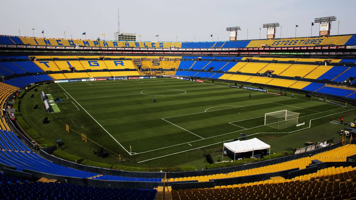 En el Estadio de Tigres un vendedor de cerveza “rebajaba” la bebida con agua
