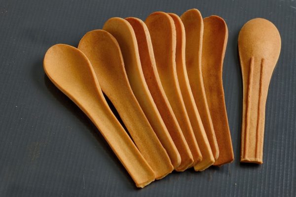 Sendok unik dengan nama Edible Cutlery yang aman dimakan
