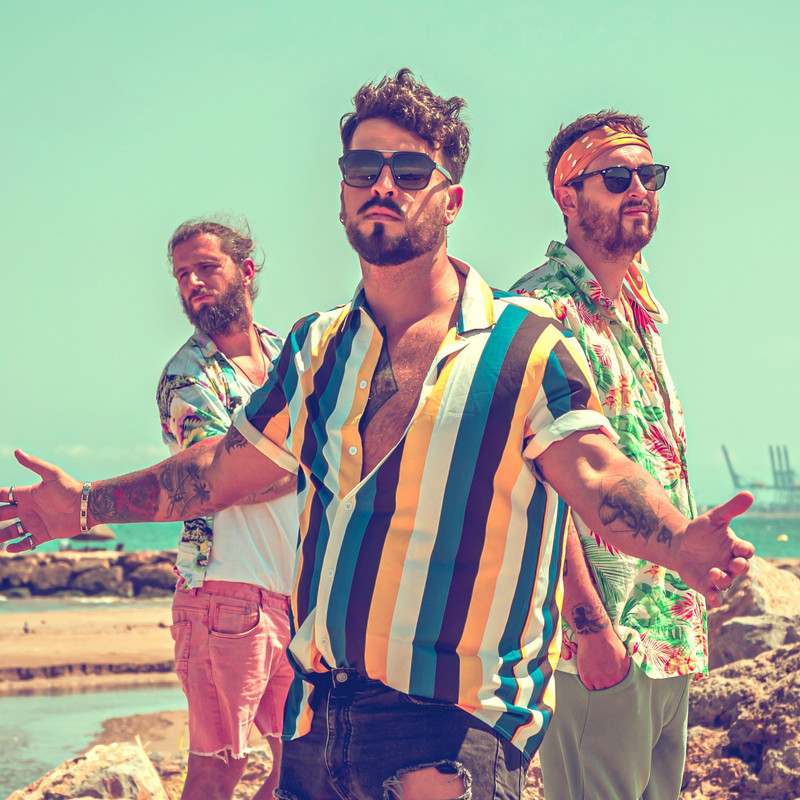 Mucho Mejor es el Último estreno Musical de Bombai junto a la Pegatina visto en CIBERNINJAS