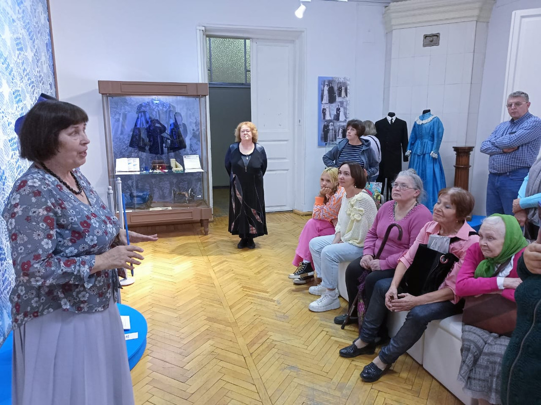 О.А. Бестрикова ведет экскурсию