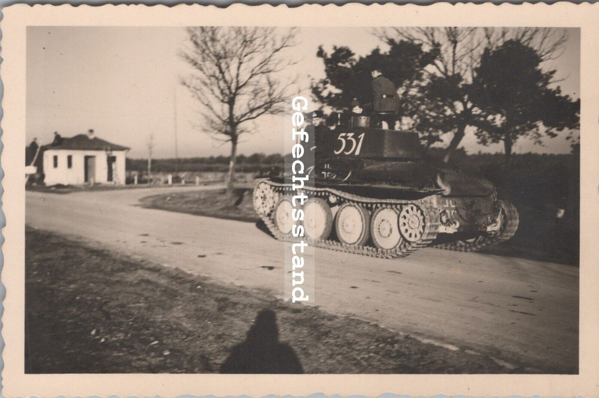 Foto, Flak Scheinw. Abt. 248, Skoda 38t Panzer in Bielefeld, 1940 (G-2103-24)