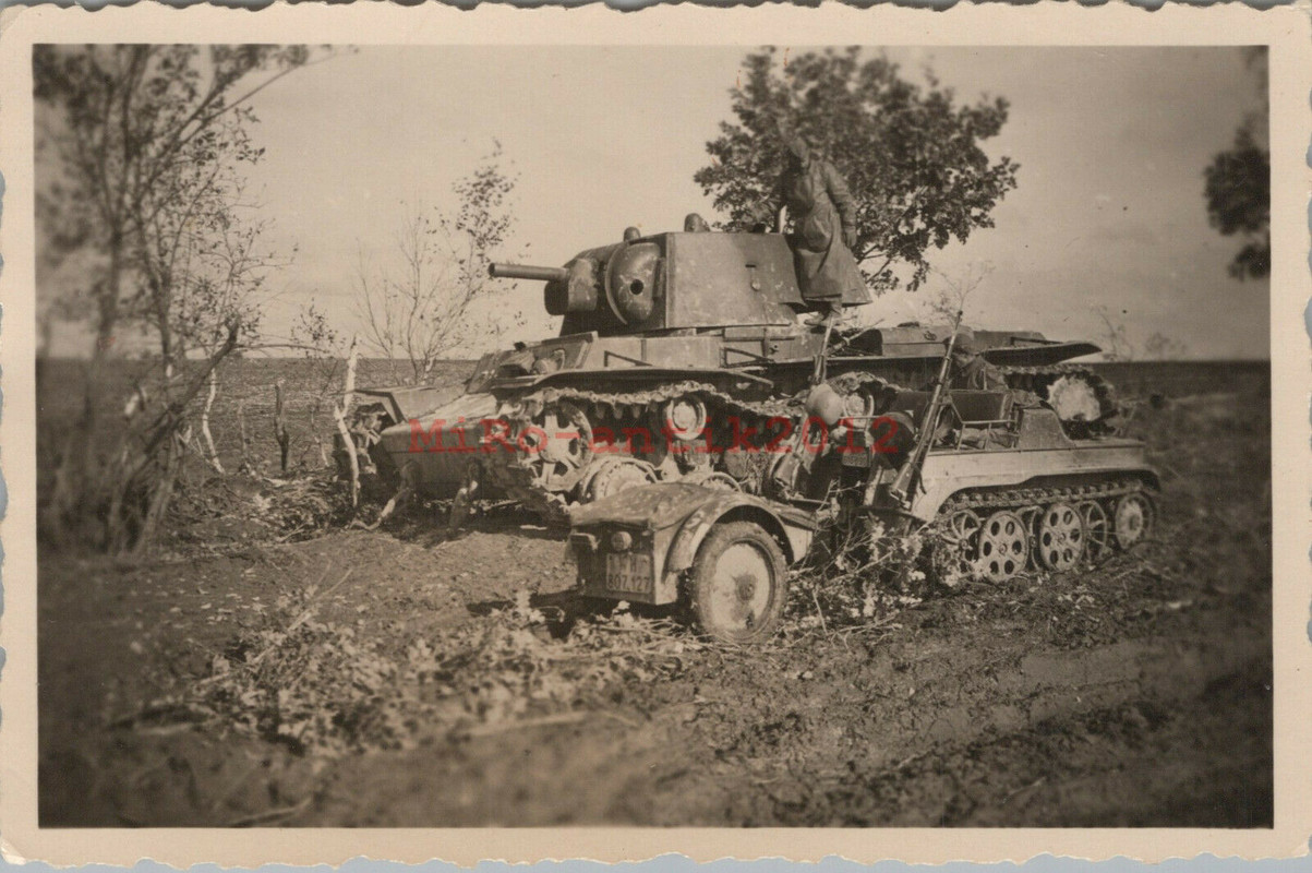 Foto, Wk2, Kettenkrad mit Anhänger und russischer Panzer