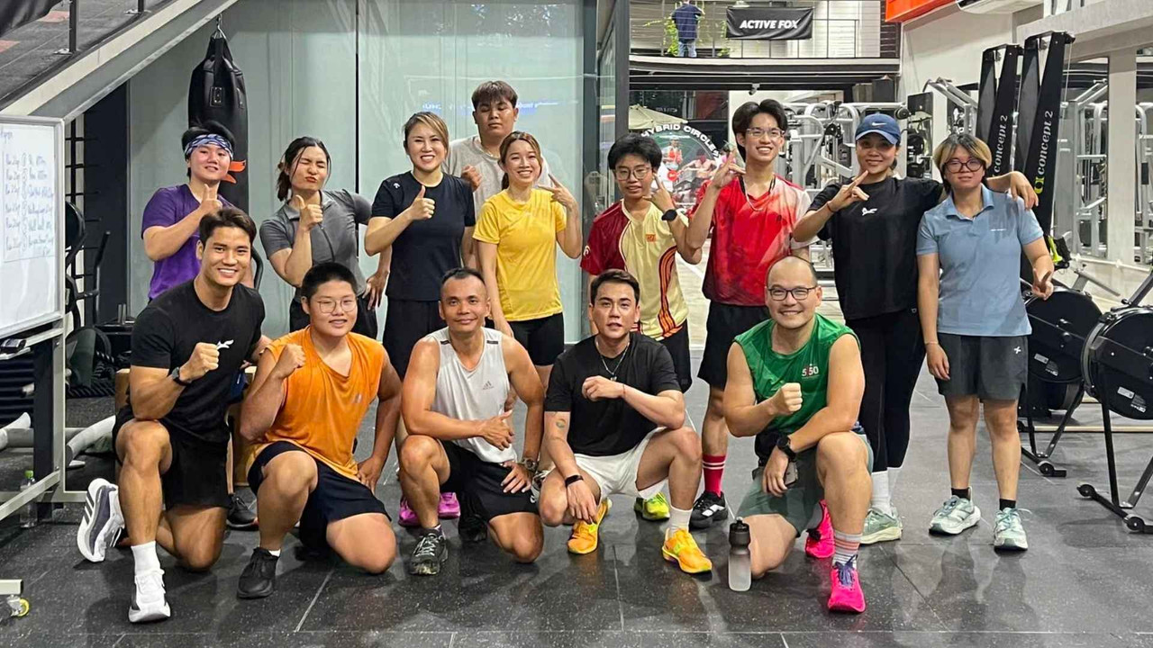 Nhóm học viên chụp ảnh cùng nhau sau buổi tập strength training tại Active Fox
