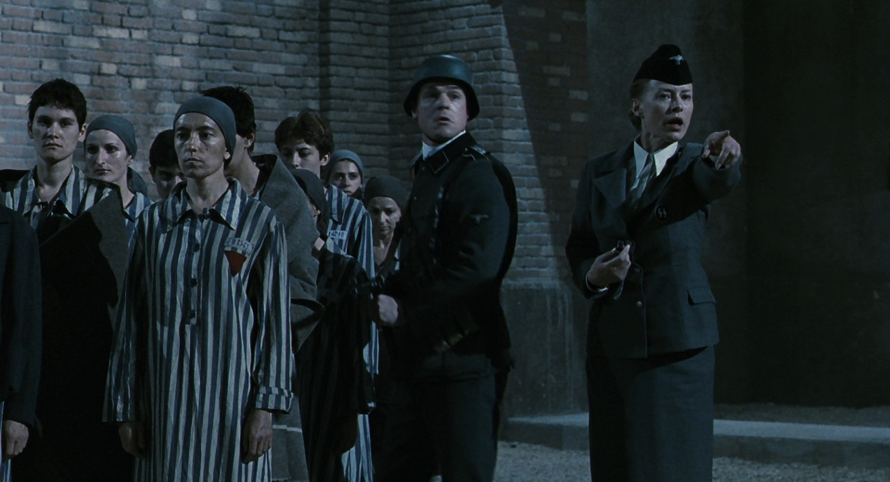 Life Is Beautiful (1997).mkv_snapshot_01.45.21_[2018.01.27_18.16