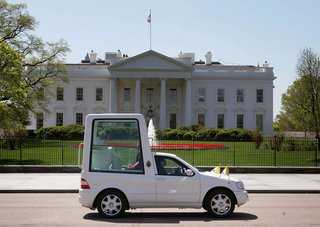 Popemobile-passes-the-White-House.jpg