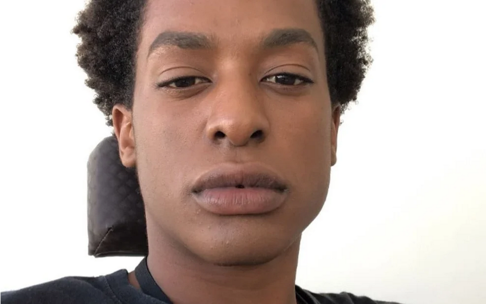 Screenshot-2024-11-05-at-09-59-03-Ator-que-beijou-Bruno-Gagliasso-em-s-rie-da-Netflix-aponta-problem