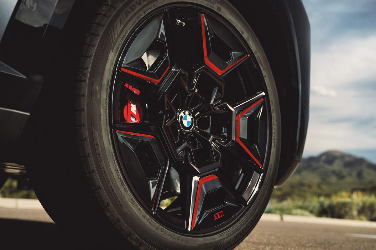 P90499811_highRes_the-bmw-xm-label-red