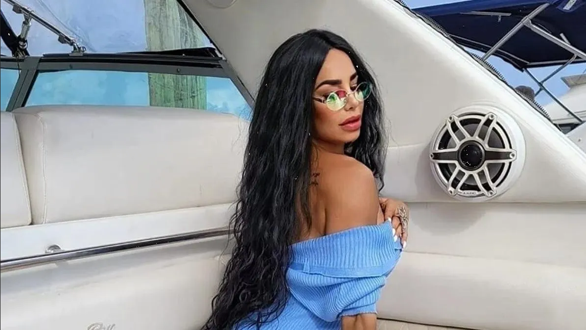 Lis Vega posa frente al espejo en entallado atuendo y roba suspiros