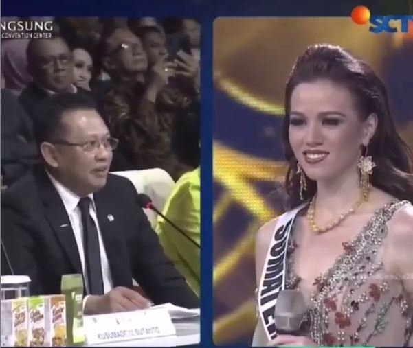 Ketua MPR RI, Bambang Soesatyo saat memberikan pertanyaan kepada Perwakilan Sumatera Barat, Kalista Iskandar dalam Grand Final Pemilihan Puteri Indonesia 2020 yang disiarkan secara langsung di SCTV, Jumat (6/3/2020) malam. 