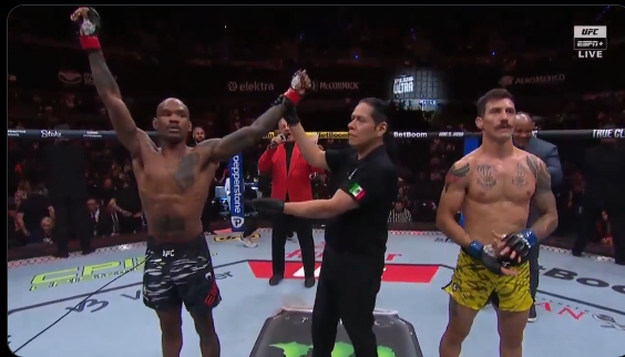 Брус Бъфър с голям гаф на UFC в Мексико