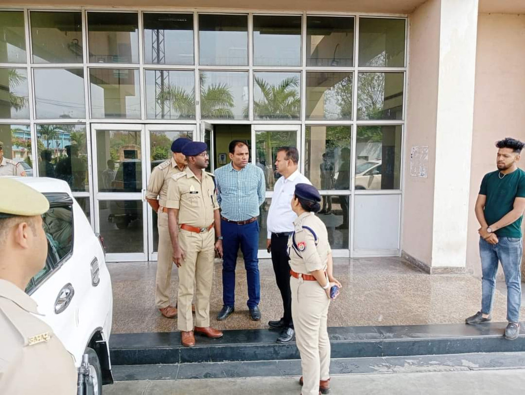 विद्युतकर्मियों की हड़ताल के दृष्टिगत जिलाधिकारी झांसी श्री रविन्द्र कुमार द्वारा संयुक्त रूप से पारीछा थर्मल पावर प्लाण्ट का निरीक्षण