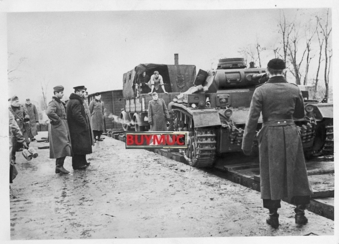 LARGE FOTO Rumänien Panzer tank wird abgeladen