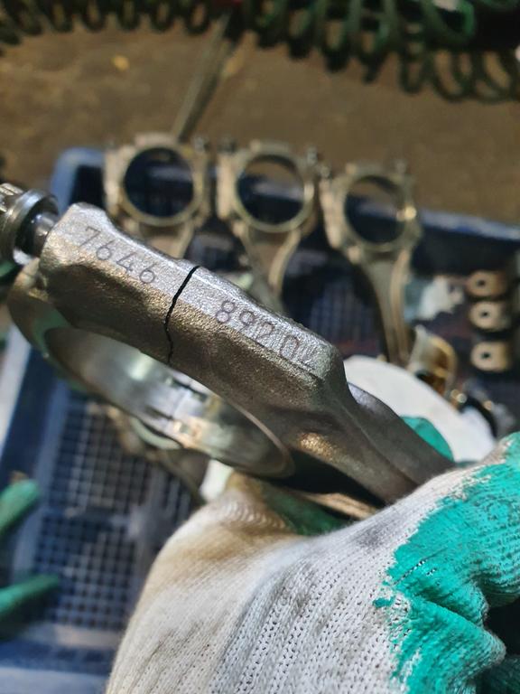 Шатун двигателя