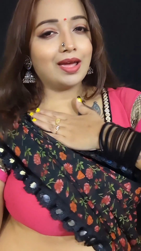 chubby marathi aunty huge boobs and big deep navel in pink blouse and black saree.mp4_snapshot_00.18
