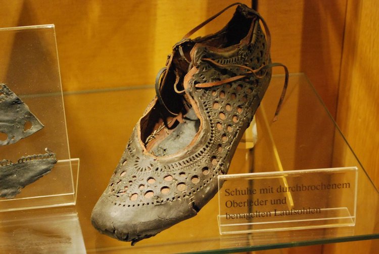 [Image: ancient-roman-shoe.jpg]