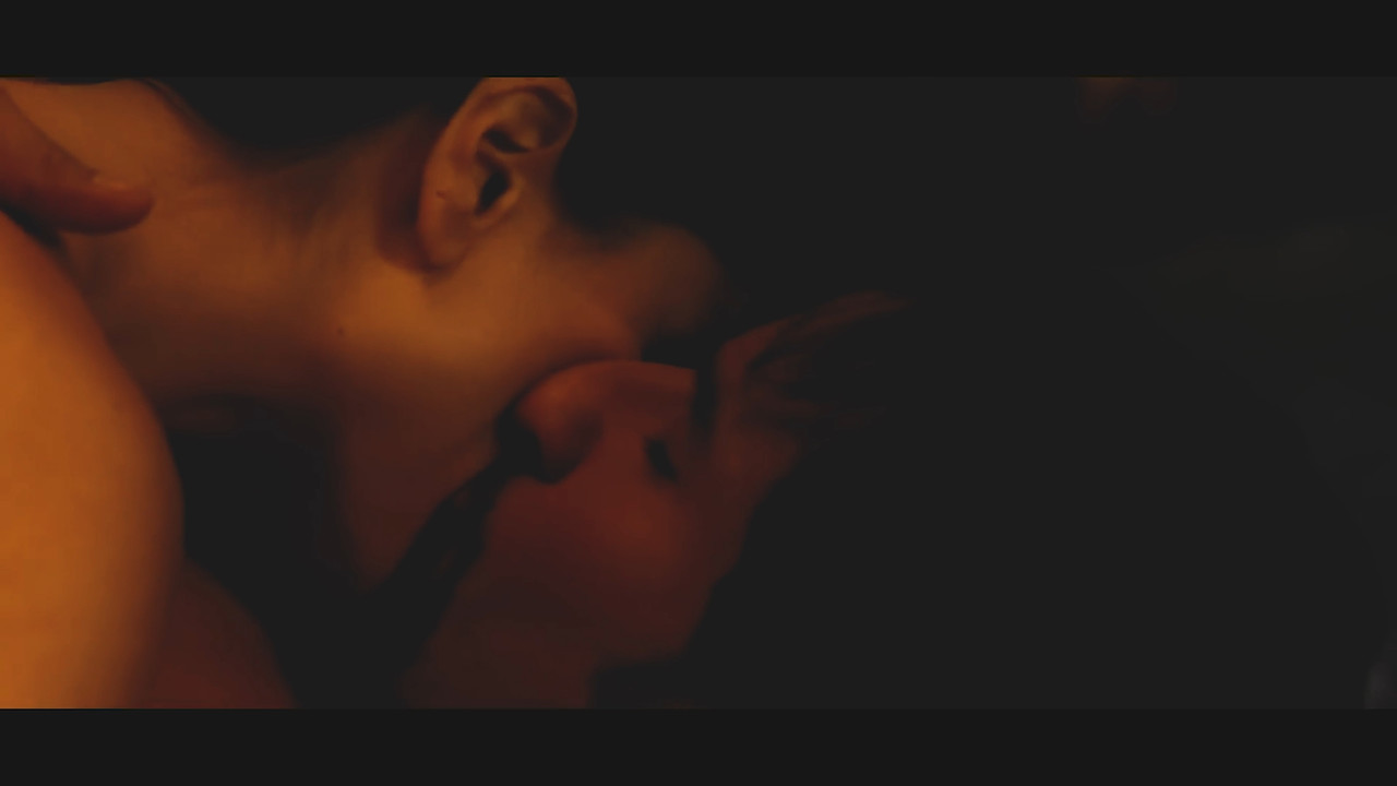 Rasiya Full Video - Kurbaan_Kareena Kapoor 4k.mp4_snapshot_01.11_[2020.12.12_00.09.43]