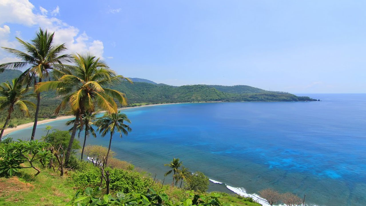 Menikmati Pesona Pantai Nipah yang Sangat Menakjubkan