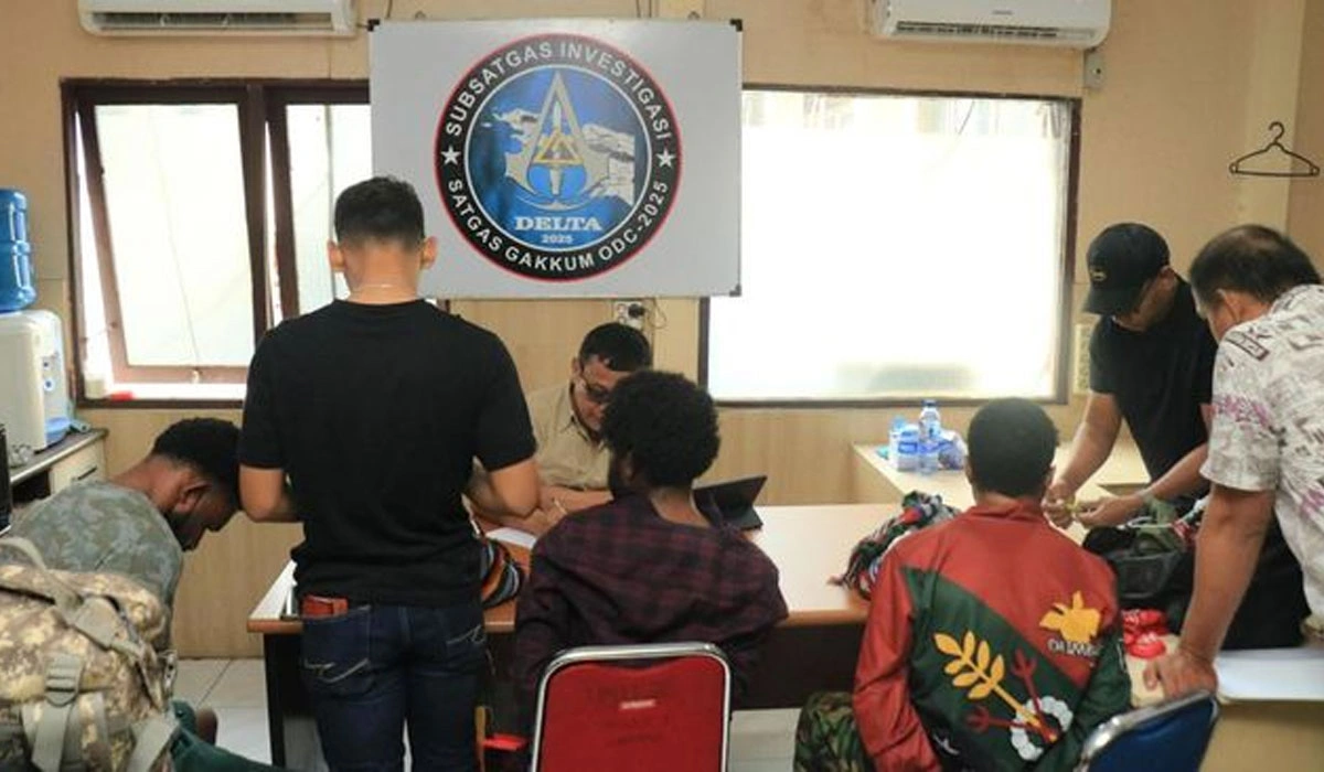 Dua Pria Bawa 16 Butir Amunisi, Ditangkap di Pelabuhan Jayapura Dua Pria Bawa 16 Butir Amunisi, Ditangkap di Pelabuhan Jayapura