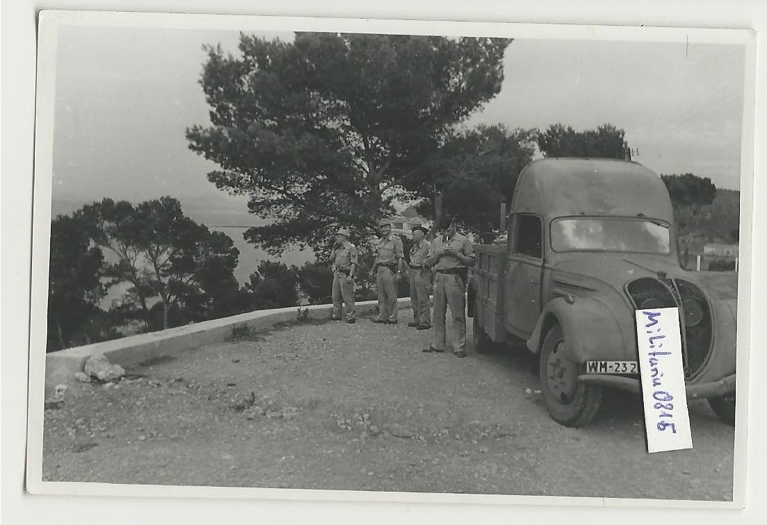 Foto 2 WK 1943 Südfront Italien Landser mit Beut