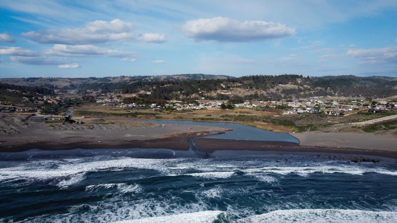 Playa y pueblo de Pupuya vistos desde lo alto