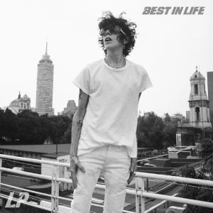 Η LP επιστρέφει με το νέο single “Best In Life”, προτείνοντας μια αισιόδοξη μουσική ματιά στις δυσκολίες της καθημερινότητας.