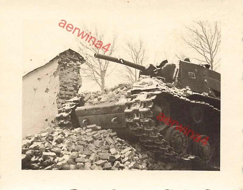 Foto WW2 russ Panzer KW 1 Tank Häuserkampf bei Wenew Russland Ostfront