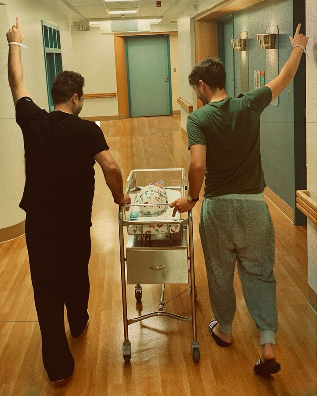 Sebuah foto Mark bersama Cailean di koridor sebuah rumah sakit sambil mendorong boks bayi Layla yang diketahui lahir pada 1 Oktober 2019 lalu