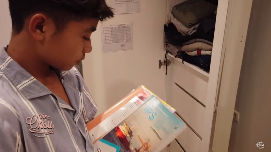 Betrand Peto menata buku pelajarannya