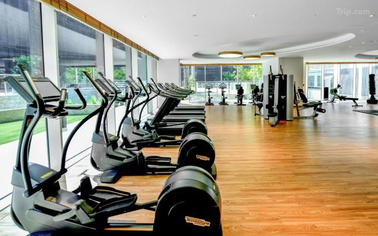 أجهزة مركز اللياقة البدنية الحديثة في فندق Ibis Styles Dubai Airport.