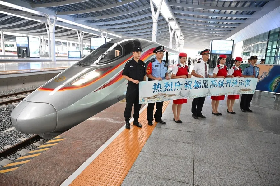 China estrena su primer tren bala que viaja sobre el agua