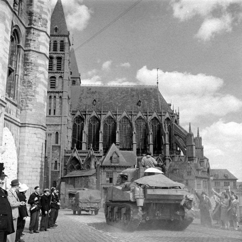 Photos avant-apres WWII - Page 29 Char-Sherman-britannique-rue-des-Chapeliers-devant-la-cath-drale-de-Tournai-Belgique-septembre-194