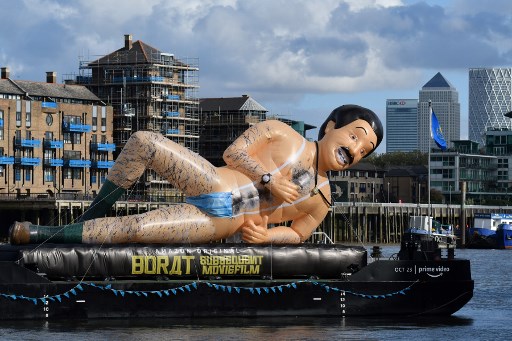 Sebuah tiup dalam bentuk Borat, reporter fiksi Kazakhstan komedian Inggris Sacha Baron Cohen mengapung di Sungai Thames di London untuk mempromosikan rilis sekuel, Borat Subsequent Moviefilm pada 22 Oktober 2020.