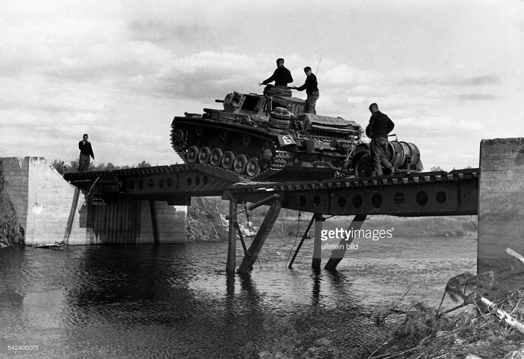 German tank (III) crosses the river Szczara (Bel